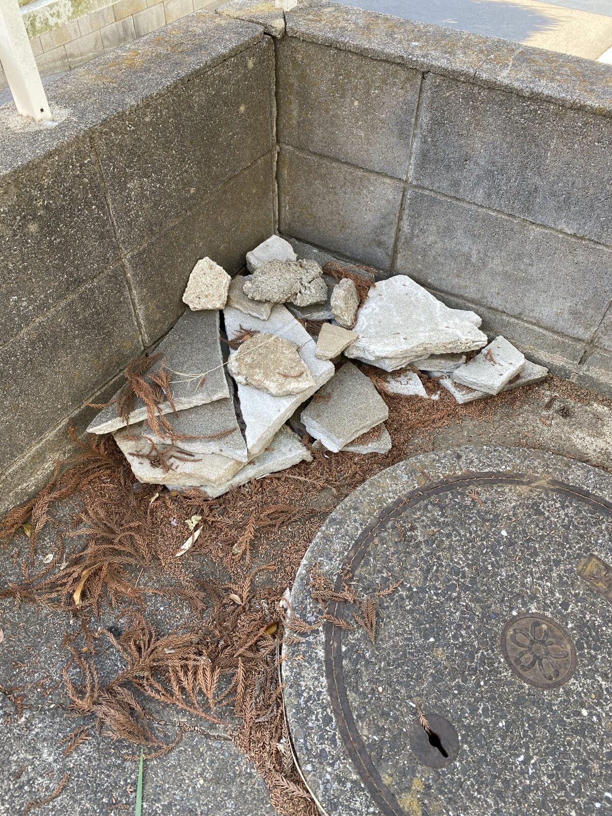 敷地内の瓦礫（ガラ袋3袋・撤去）
