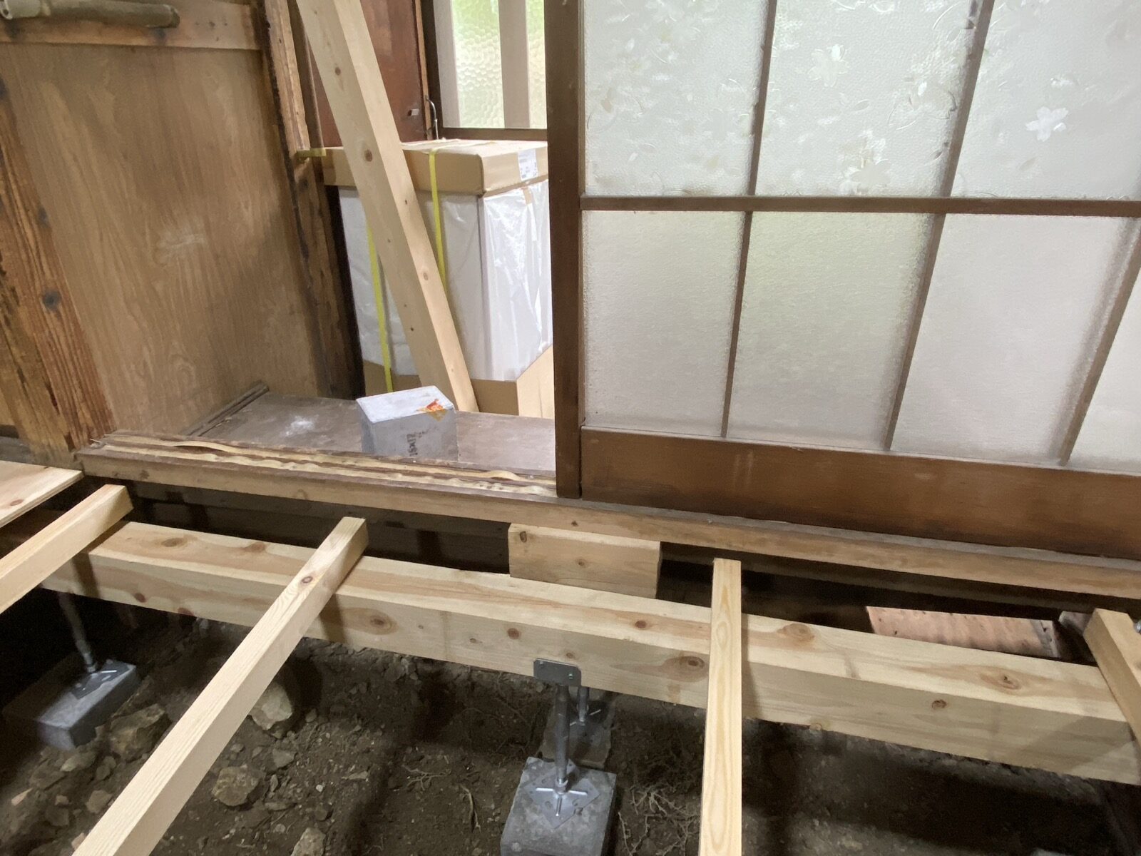 玄関小上がりの敷居を、下から支えて補強