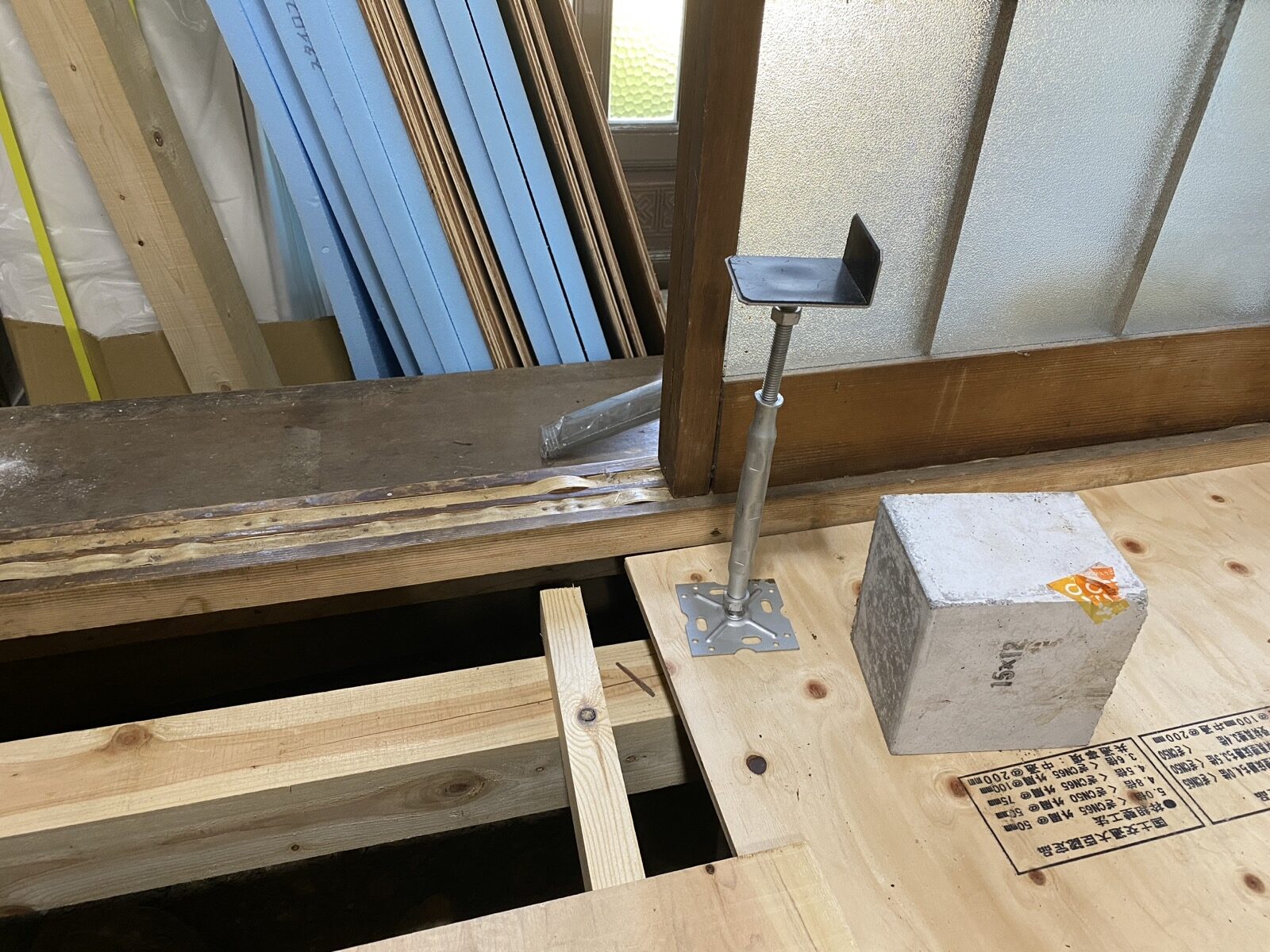 玄関上がり框のたわみ。束石＋鋼製束＋90角大引きで支える設計