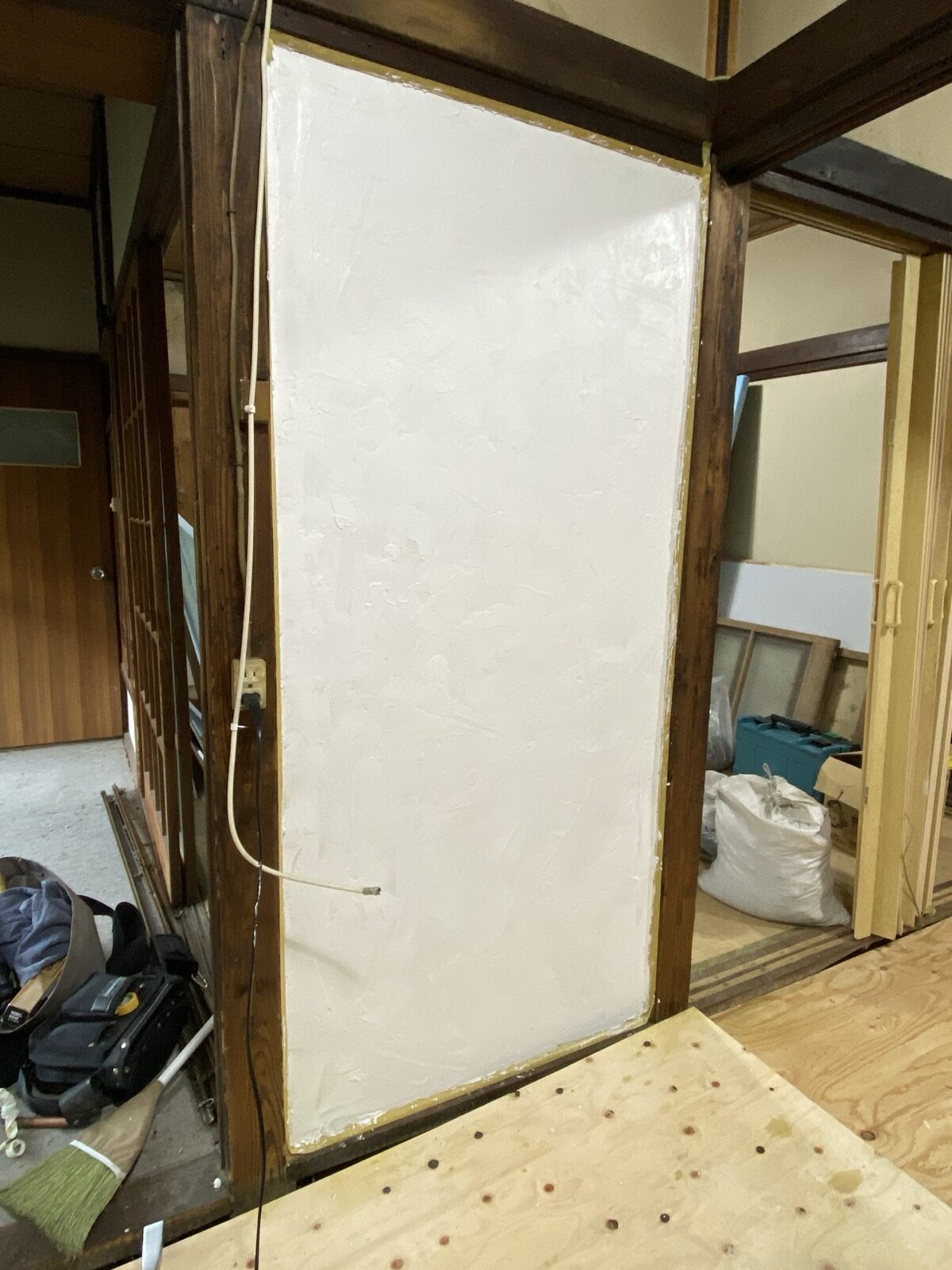 1度塗りした直後の壁。次回2度塗りで仕上げ予定