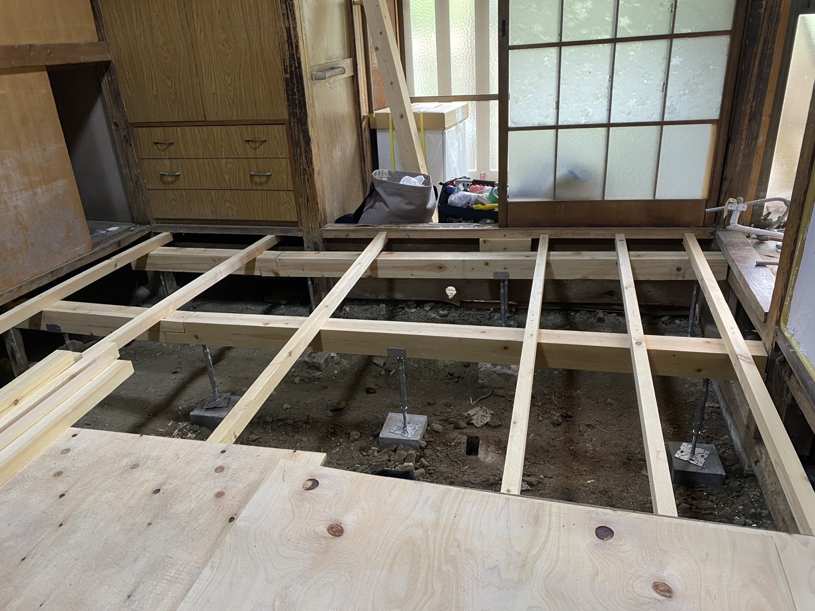 床張り作業前。大引き2本と、仮の根太が何本か入っている状態