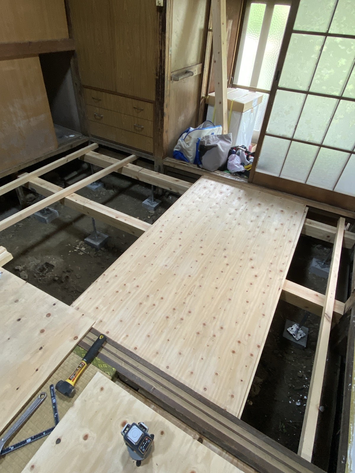 床の合板を1枚貼れた。既存との取り合いのため左右に余裕をあけて