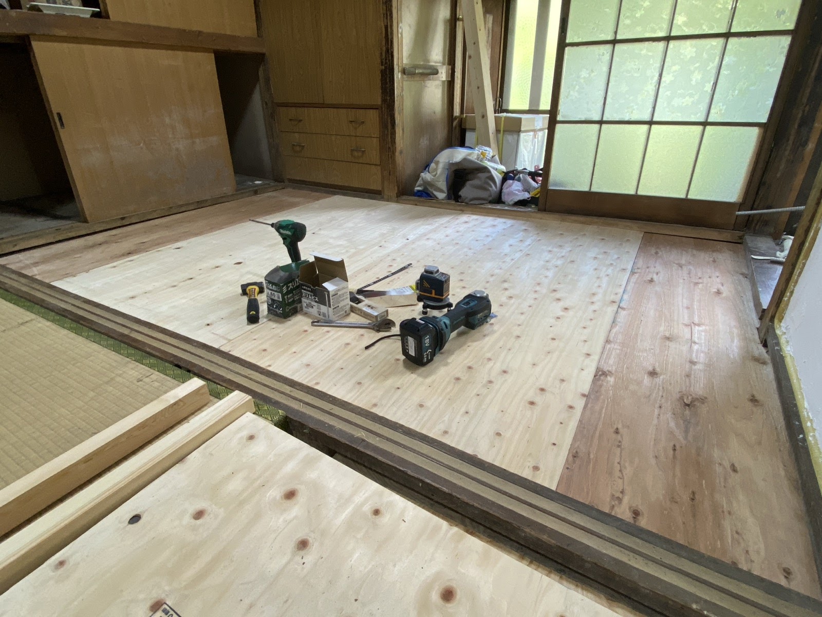 三畳間の合板を全部貼り終わった