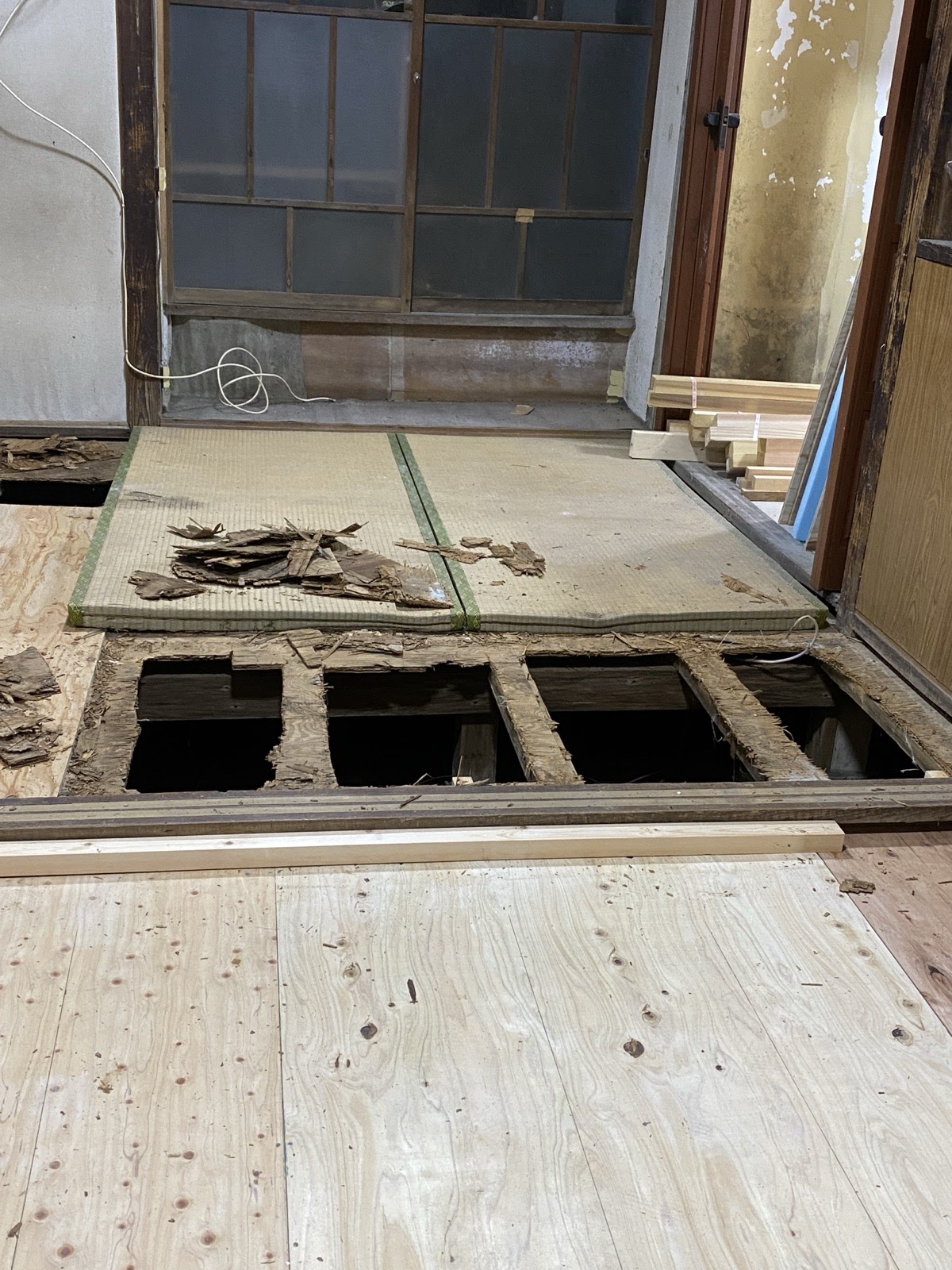 次にやる部屋の床を、上から開けてみた